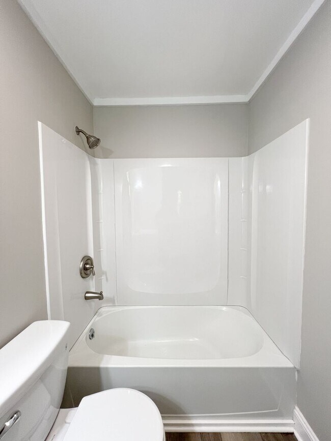 Building Photo - Completely Remodeled Home in Clarksville, TN – Just Off Madison Street!