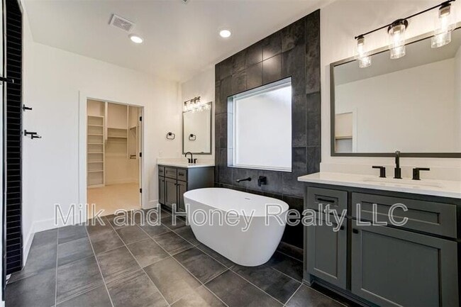 Building Photo - 1007 River View Dr