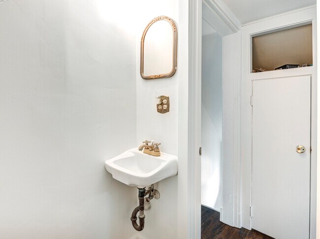 Building Photo - 321 N Park Ave