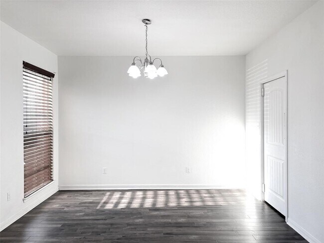 Building Photo - 313 S 6th St