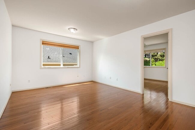 Building Photo - Elegant Redmond Retreat | 4 Bed + 2 Offices | Prime Cul-de-Sac Location