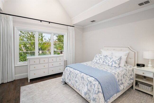 Building Photo - 3537 Villanova St