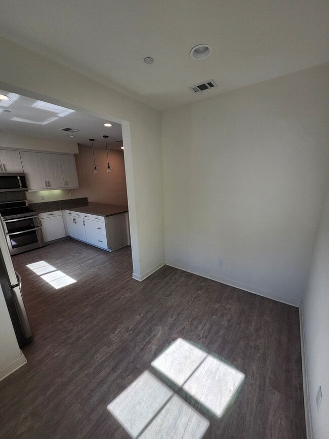 Building Photo - Gorgeous Tri-level Townhouse 3 beds 3 1/2 ...