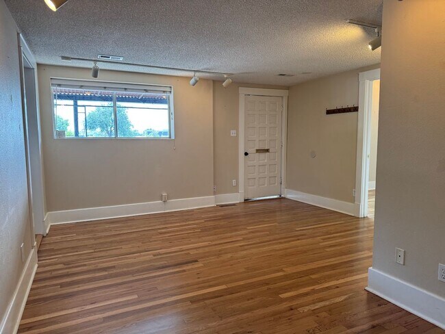 Building Photo - ***$500 off 1st Months Rent!***Well Kept H...