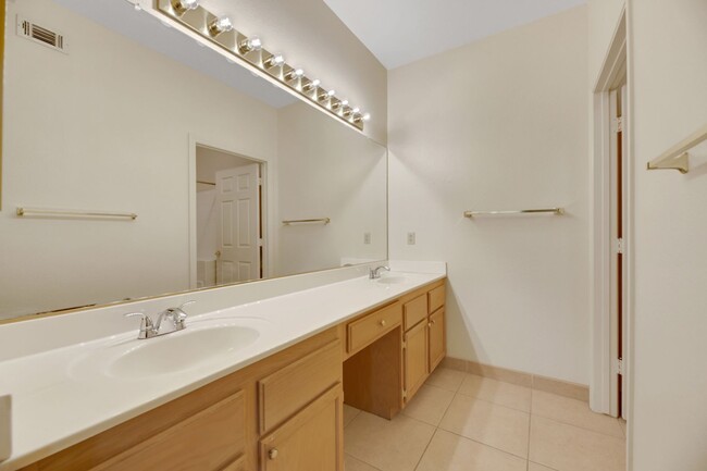 Building Photo - Downstairs 2 bedroom condo in Green Valley