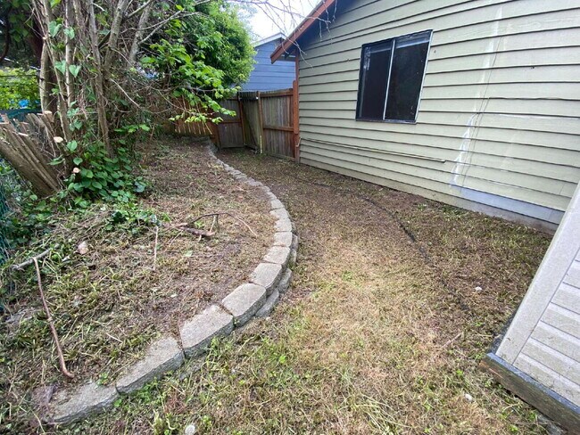 Building Photo - Conveniently Located 3-Bedroom Home with S...
