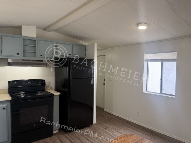 Building Photo - 2 Bedroom 2 Bathroom Single Family Home - Centrally Located