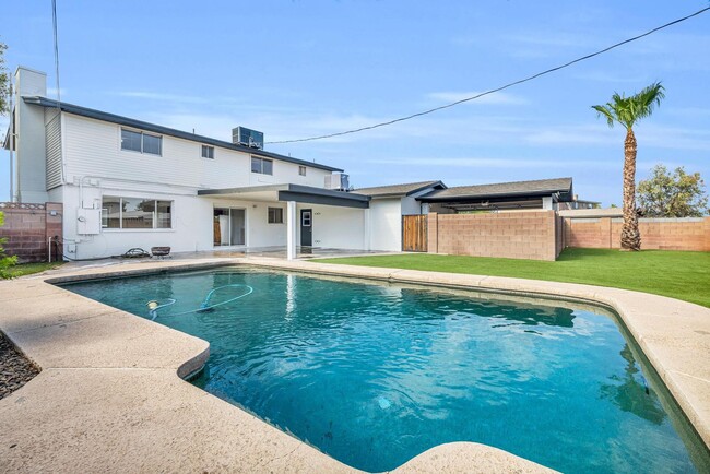 Building Photo - 6 Bedroom! 4 1/2 BATHS!  ASU! Diving Pool! Less than 1 mile to campus