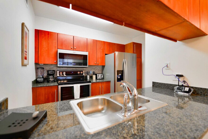 Building Photo - 1200 Brickell Bay Dr