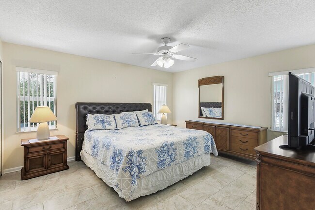 Building Photo - 6940 SE Lillian Ct