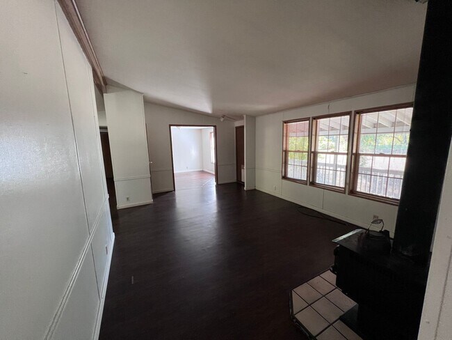 Building Photo - Country Setting 4-bedroom, 2-bathroom home!