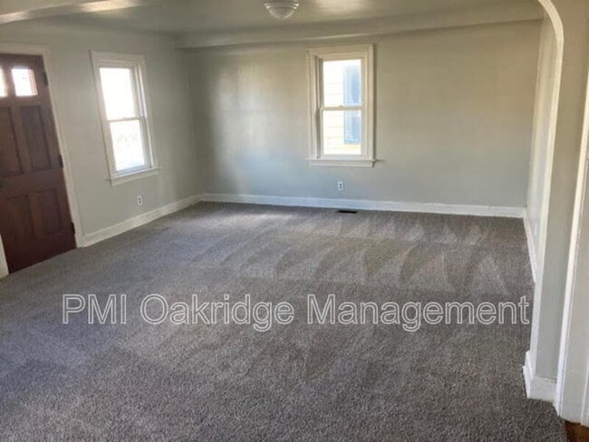 Building Photo - 906 1/2 Race Dr