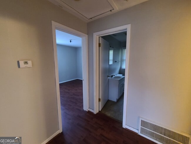 Building Photo - 2691 Fernwood Ave