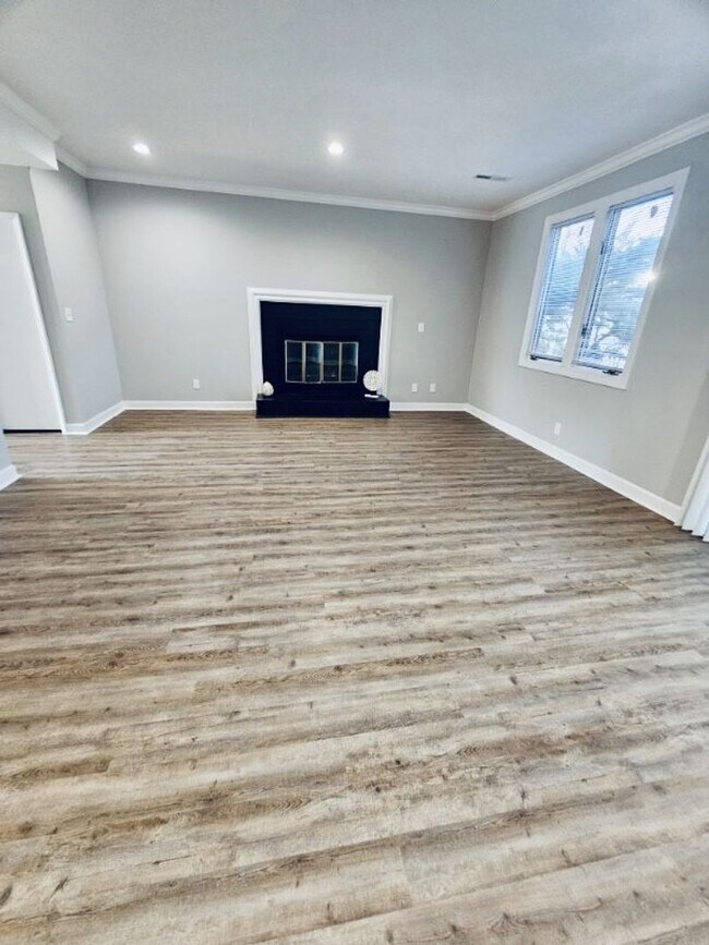 Building Photo - Coming Soon.... Spacious 3 Bedroom 2.5 Bath Townhome!!