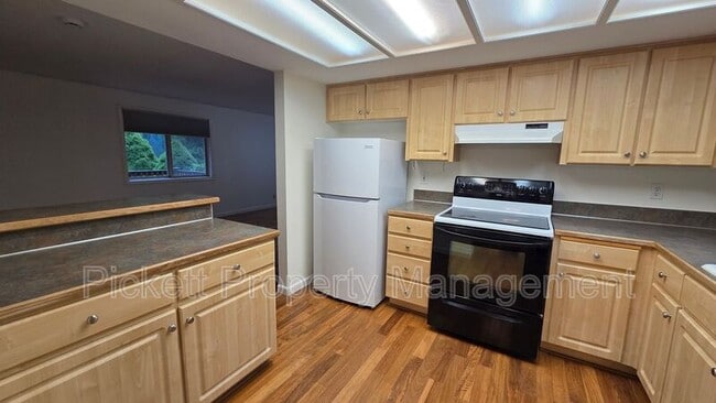 Building Photo - 565 NW Carolyn Ln