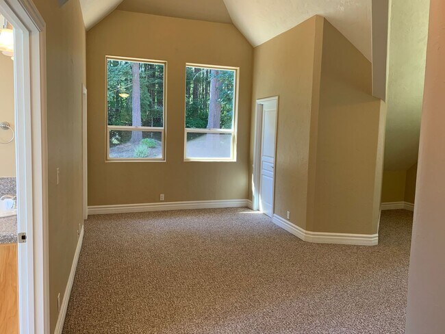 Building Photo - 5 bedroom 3 bathroom gorgeous house with v...