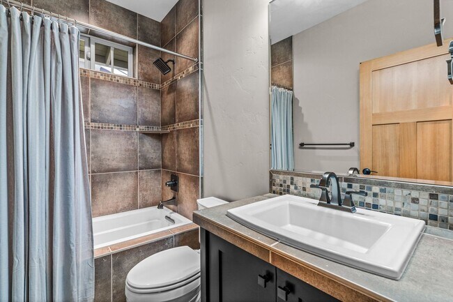 Building Photo - Grand Northwest Crossing Home. Fully furnished monthly rental. Walk to Compass Park. All Utilitie...