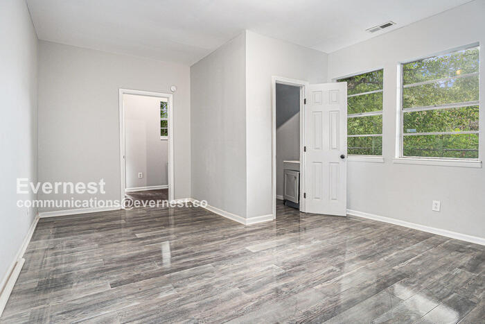 Building Photo - 1309 Woodland Ave SW