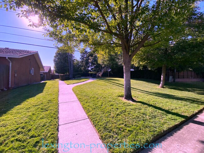 Building Photo - Beautiful, 2BD/1BA, Condo in The Villaggio community, near Madison Ave. and American River College!