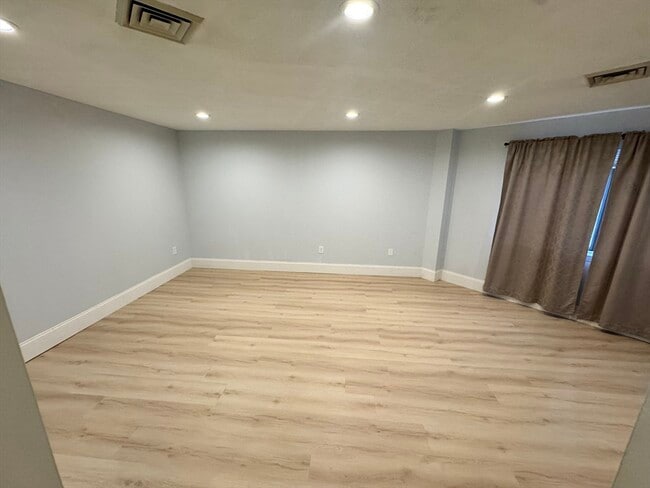 Building Photo - 90 Quincy Shore Dr