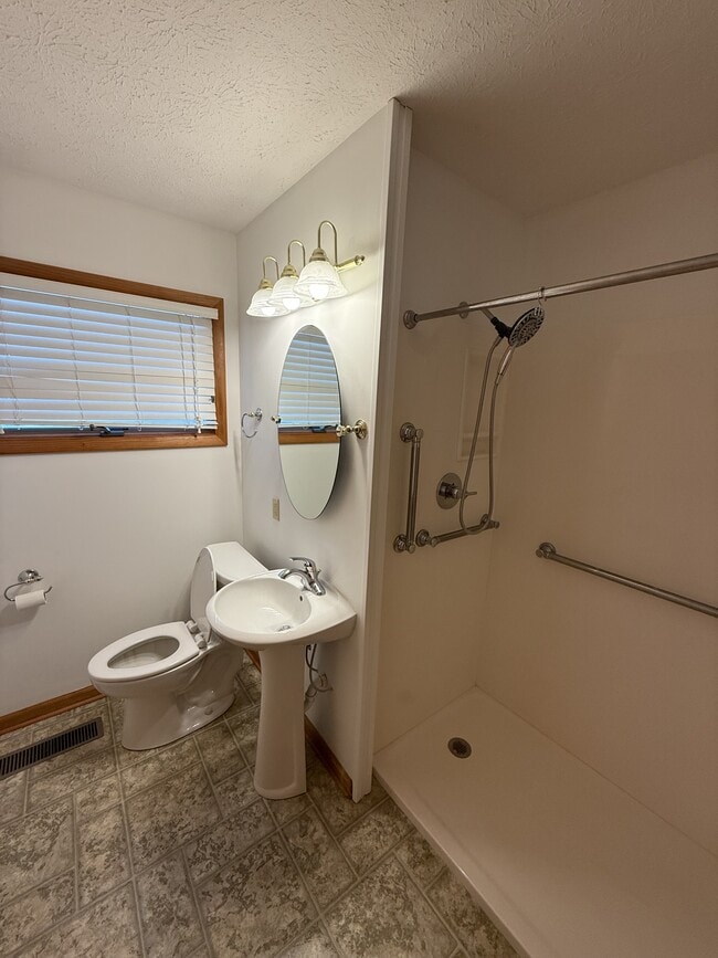 Building Photo - 1718 Syracuse Dr