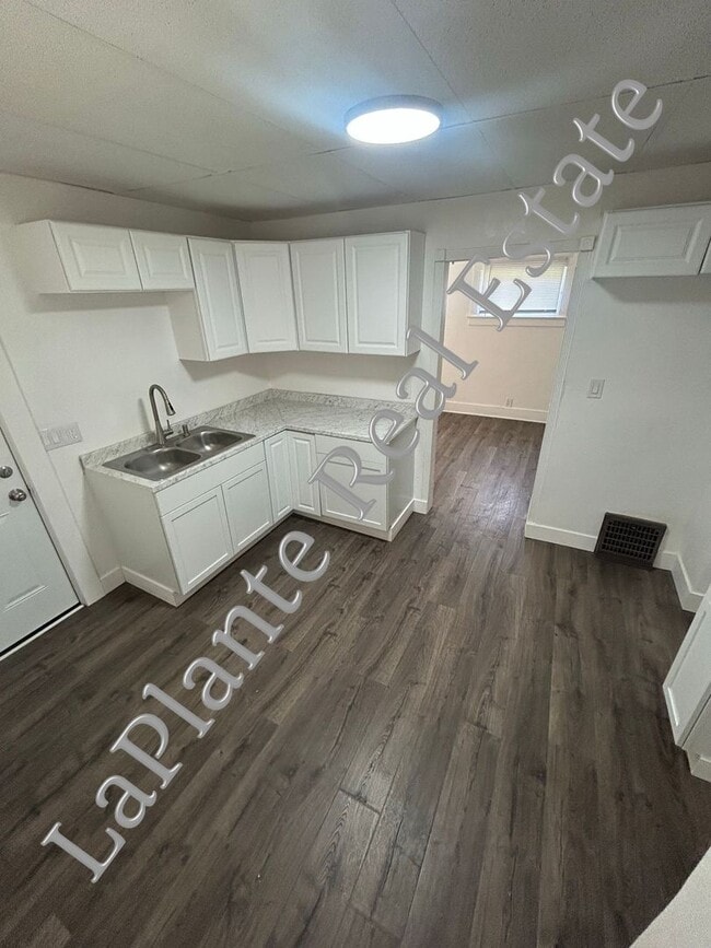Building Photo - Beautiful 3-Bedroom Home with Modern Touch...