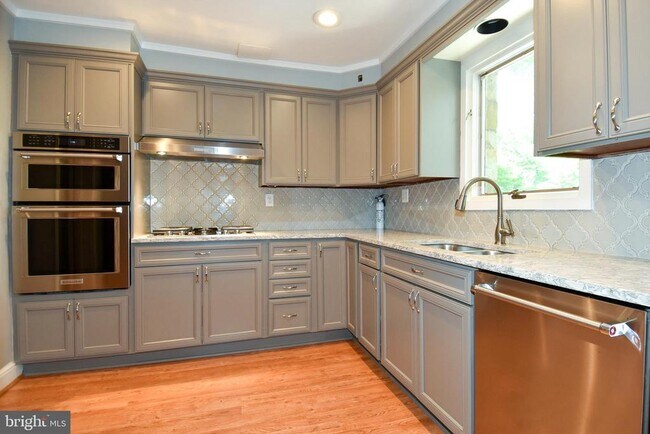 Building Photo - 6127 Brook Dr