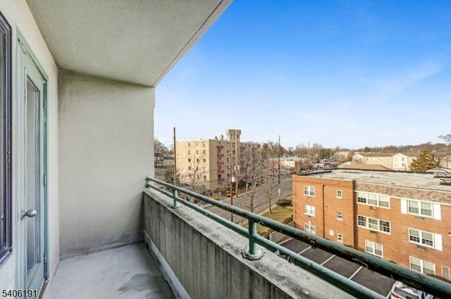 Building Photo - 850 Main St