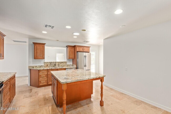 Building Photo - 8731 E Minnezona Ave