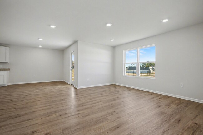 Building Photo - 4000 Cottage Farm Rd