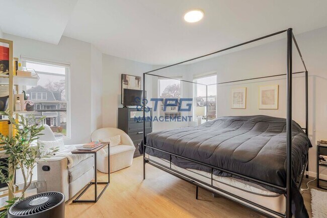 Building Photo - 211 Park Ave