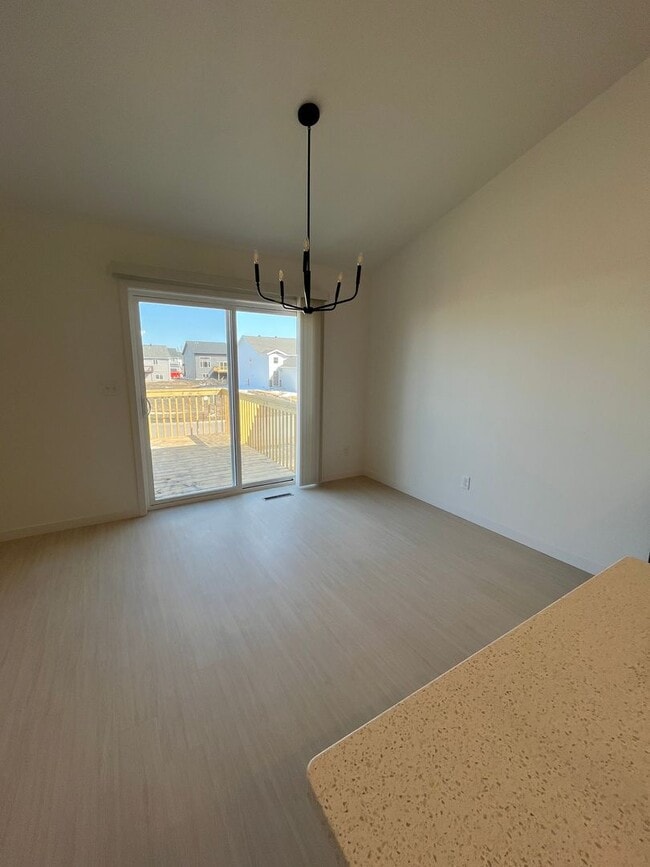 Building Photo - 3 Bed 3 Bath Townhome