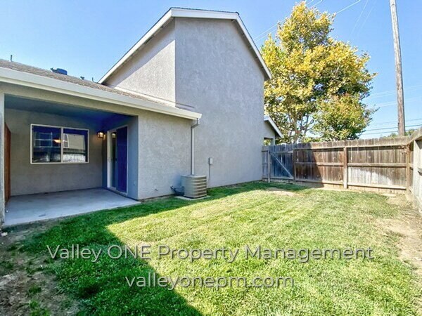 Building Photo - COMING SOON! Private Ground Floor Townhome in Desirable Complex with Attached 2 Car Garage