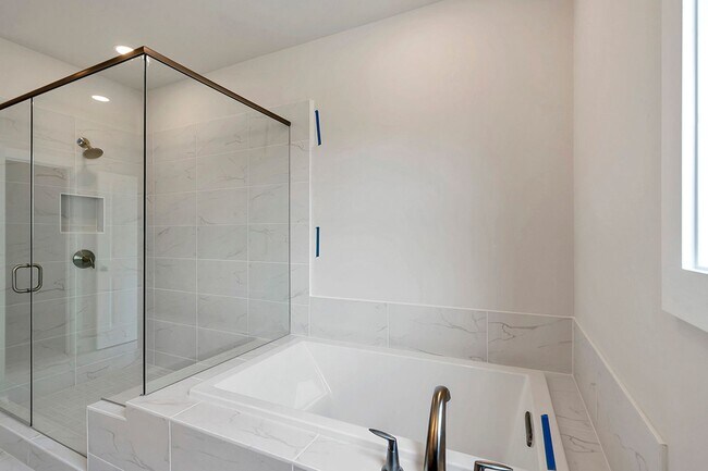 Building Photo - Luxury Westshore Townhome