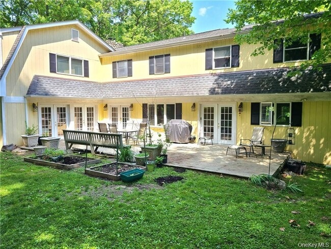 Building Photo - 276 Quaker Rd