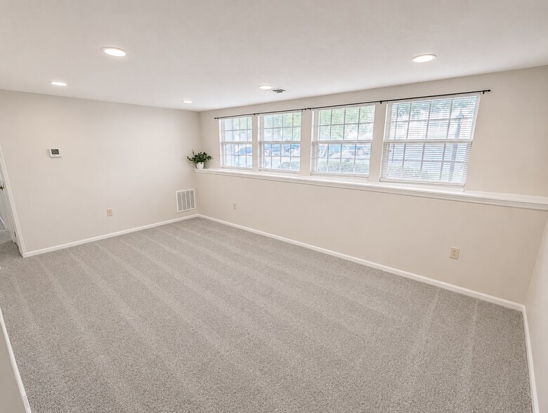 Building Photo - 7600 Portadown Ct