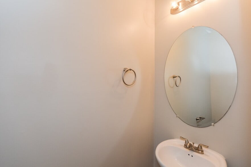 Building Photo - 5040 Pioneer Pkwy