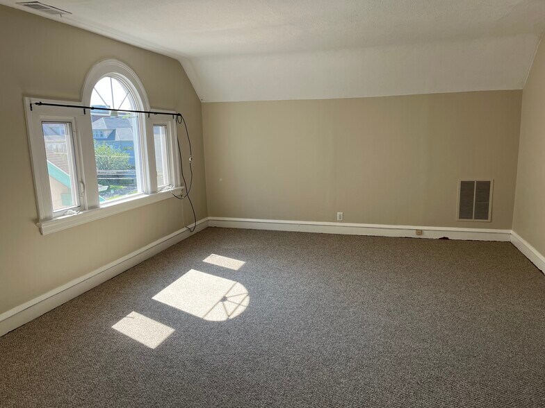 Spacious living room. New carpeting throughout apartment - 784 Farmington Ave