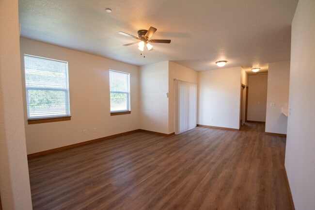 Building Photo - Wonderful 2BD Duplex in Great Washougal Lo...
