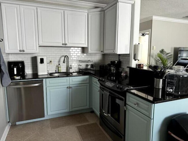 Building Photo - 601 N Pennock Ln