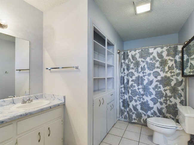 Building Photo - Generous 3-Bed, 2-Bath Home in Fredericksb...