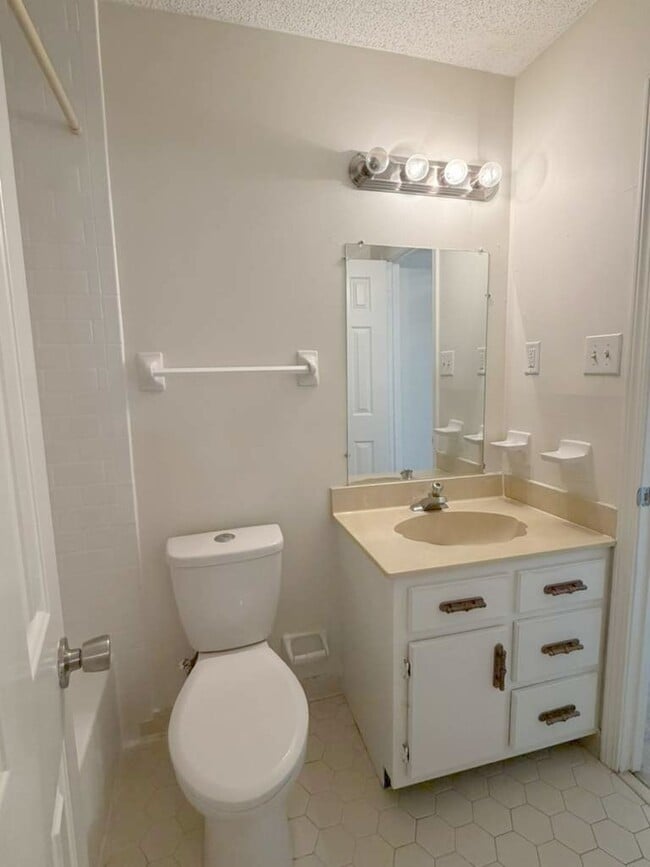 Building Photo - 3039 Greenlodge Ln