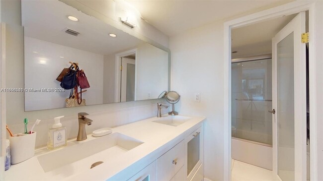 Building Photo - 3625 N Country Club Dr