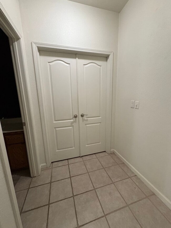 Building Photo - 3 Bedroom Home