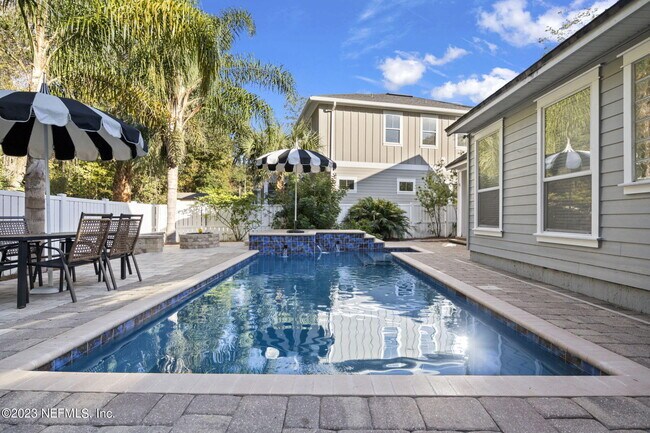 Building Photo - 781 Paradise Ln