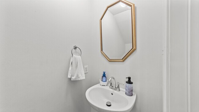 Building Photo - 1417 Anita St