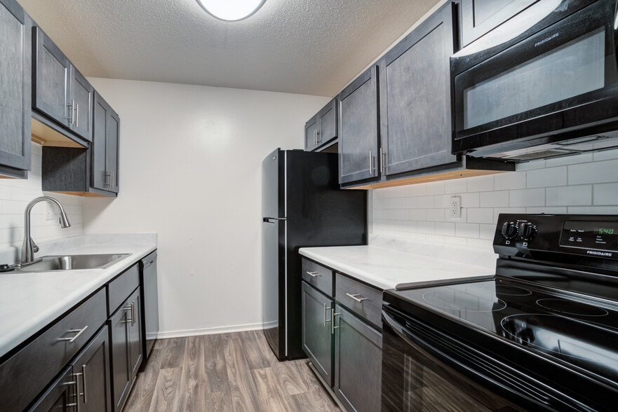 Building Photo - Crown Pointe