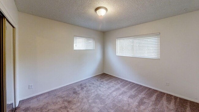 Building Photo - Beautiful 3 bedroom 2 bath Home