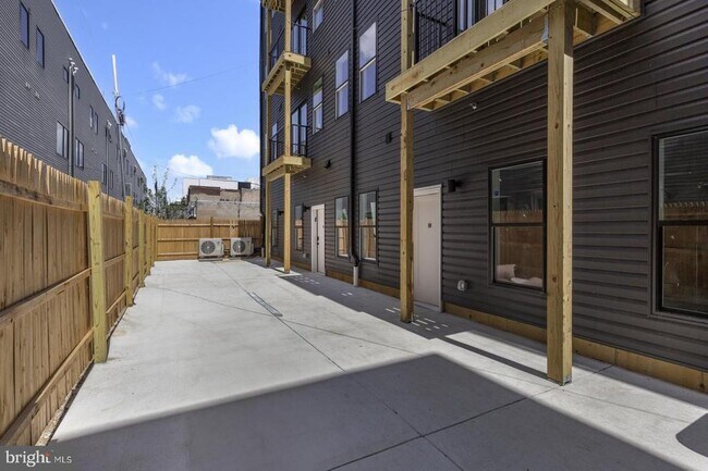 Building Photo - 2214 N Front St