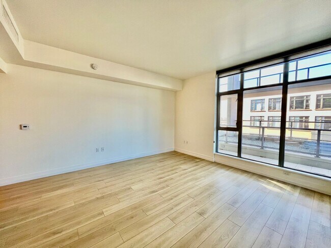 Building Photo - Beautiful upgraded condo Downtown w/ Washe...